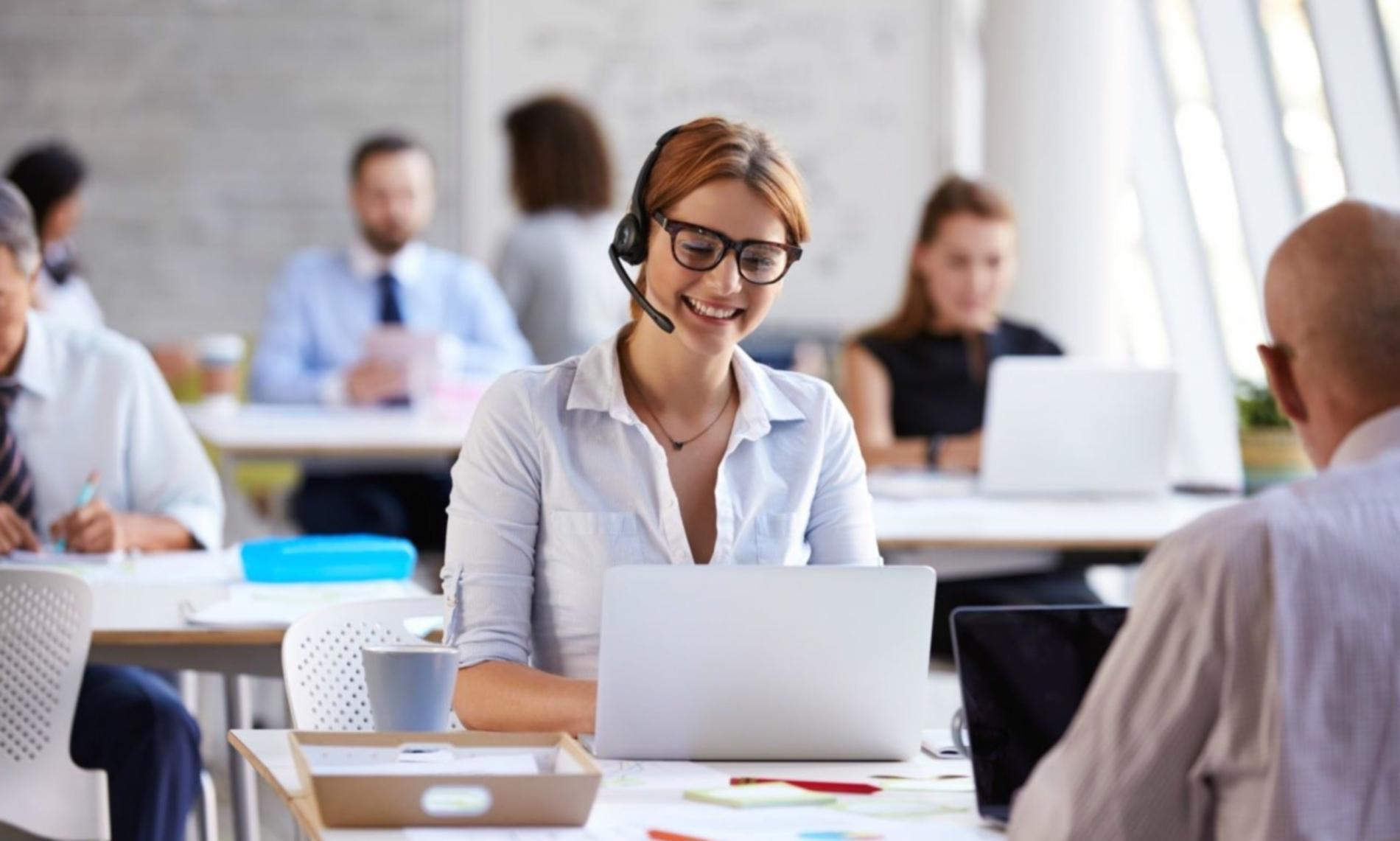 Technische Support-Situation mit Laptop und Dokumentation