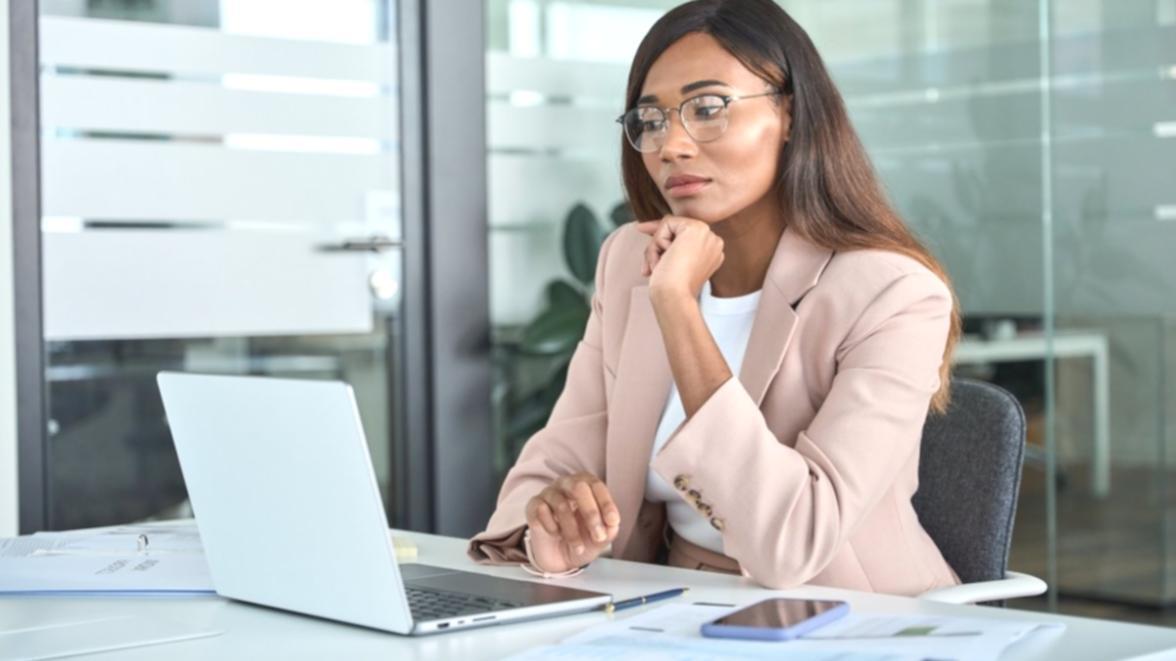 Teilnehmer arbeitet an einem modernen Laptop während eines Online-Seminars